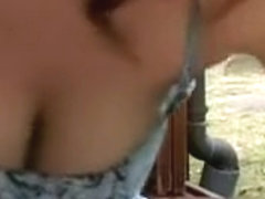 La japonaise suce ses pieds et le branle avec ses seins