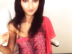 Brunette Klubnichka_XS shows her pussy