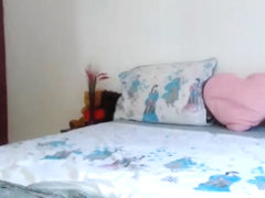 Morena rumana se toca el cono en su cama y se hace un squirting