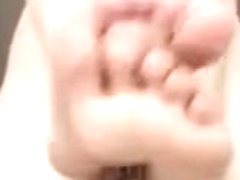Novinha showing feet-sexyfeet