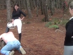 Reitherrinnen mit ihrem Sklaven im Wald