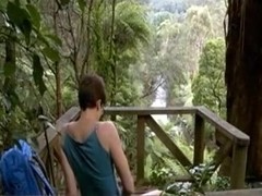 Une randonneuse fait une pause orgasmes