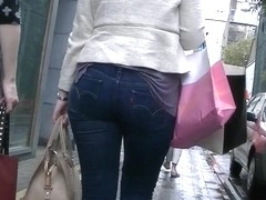 Candid ass walking in tight Levis jeans