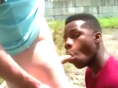 Amateur white guy gets blowjob outdoors from black guy