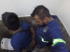 Polvazo latino en el wc