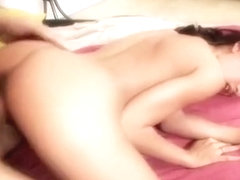 Hij betaald haar om te babysitten maar waar zijn de kinderen?