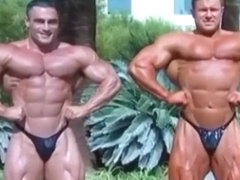 Two extreme lean bodybuilders flexing!