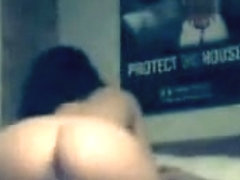 Elle se gode pendant un striptease devant son mec