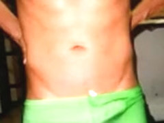 chico en lycra caliente dando