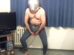 Boy in Jeans Helm und Ketten